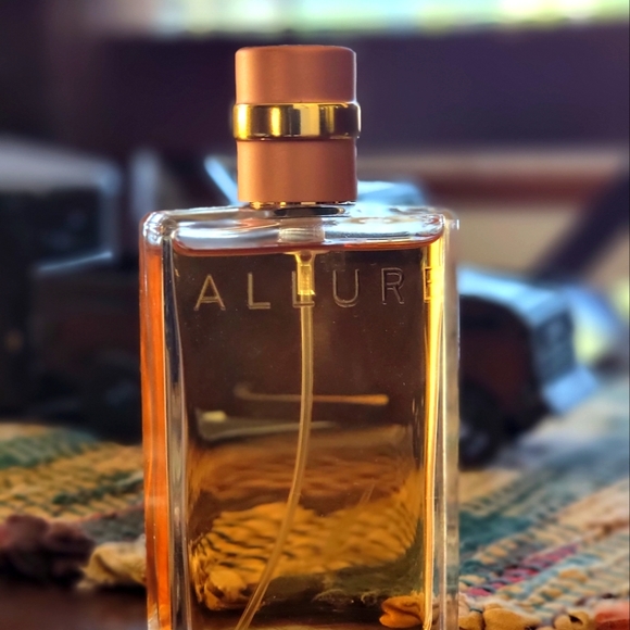 Ellure By Chanel - Picture 1 of 1